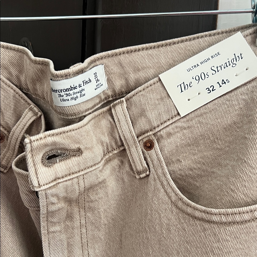 Abercrombie & Fitch women's Beige Straight Jeans size 14S short